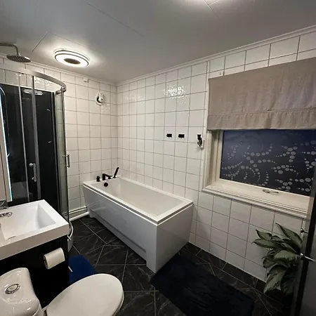 Bright And Renovated 10 Min To *