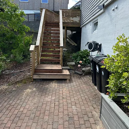 Bright And Renovated 10 Min To