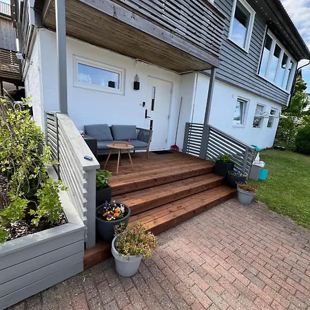 Bright And Renovated 10 Min To
