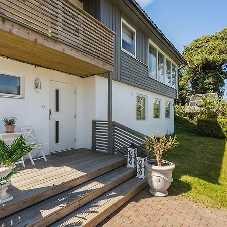 Bright And Renovated 10 Min To