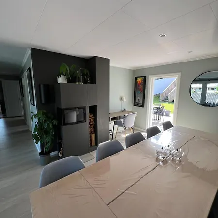 Bright And Renovated 10 Min To *