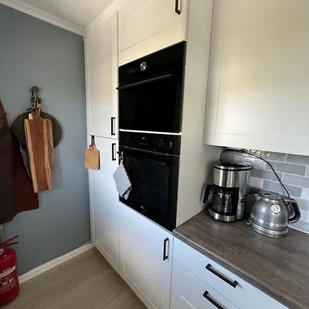 Bright And Renovated 10 Min To