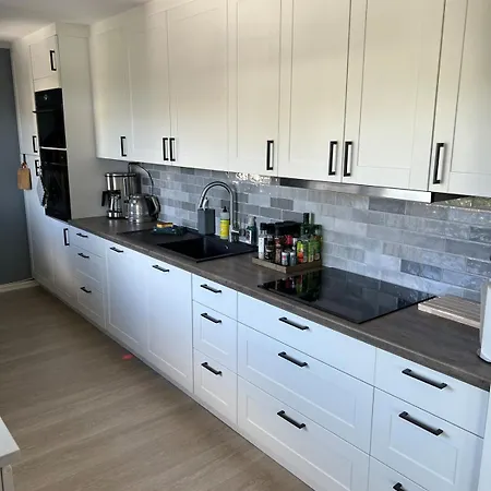 Bright And Renovated 10 Min To *