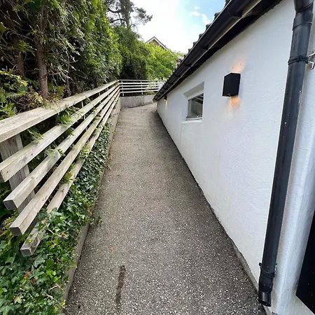 Bright And Renovated 10 Min To